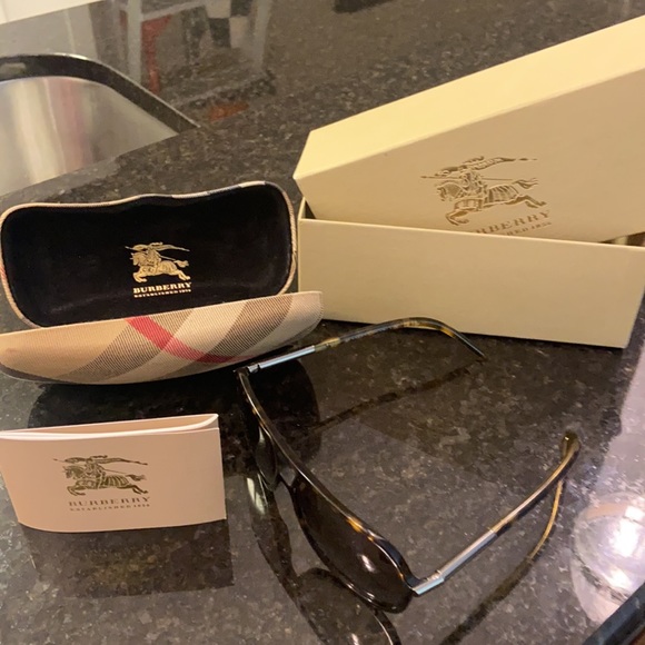 💯Authentic Aviator Burberry sunglasses‼️ - Picture 6 of 6